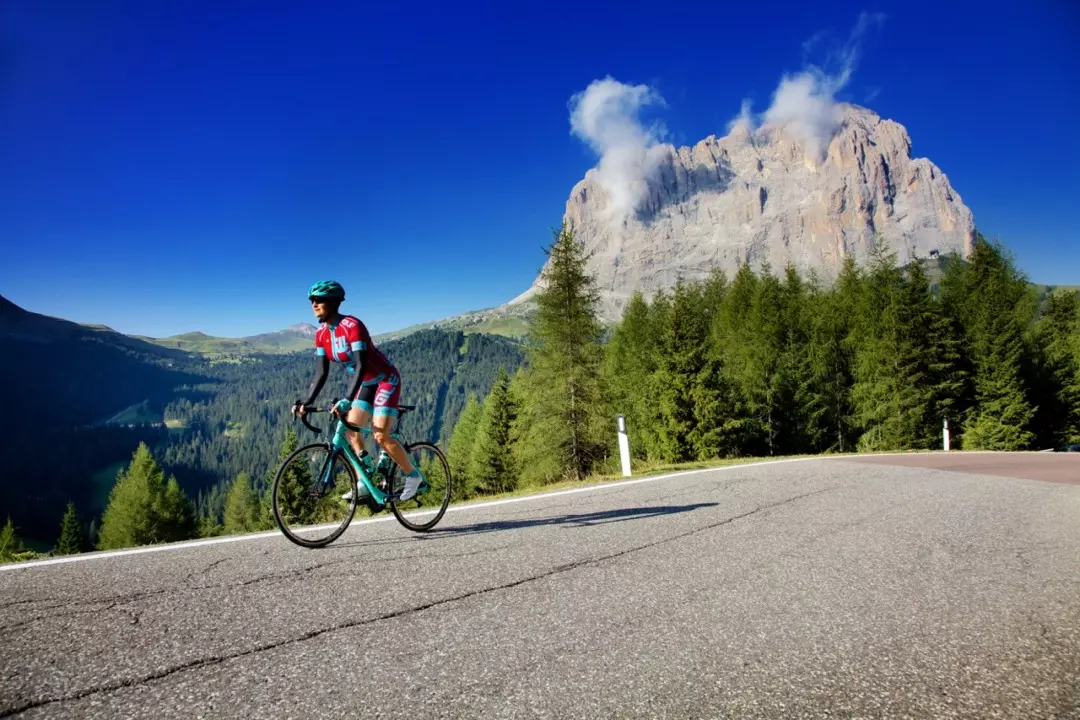 Cicloturismo d'alta quota: fuga dal caldo estivo tra paesaggi mozzafiato