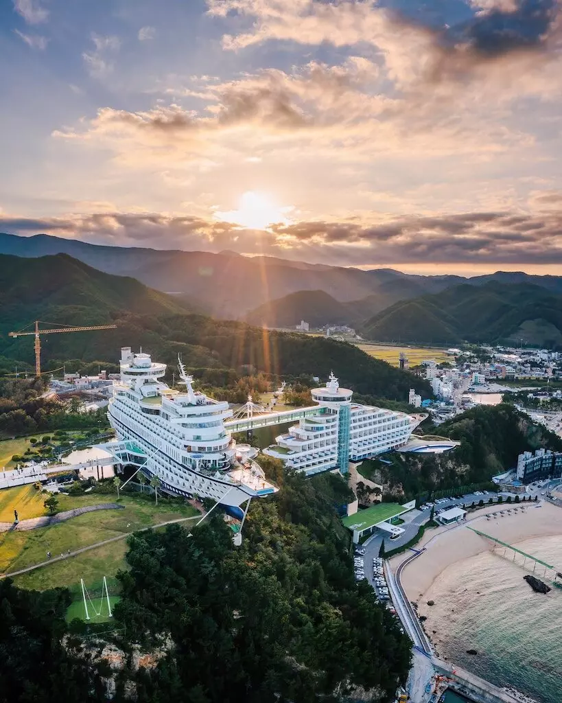 Il Sun Cruise Resort: L'Hotel a Forma di Nave che Sfida la Gravità in Corea del Sud