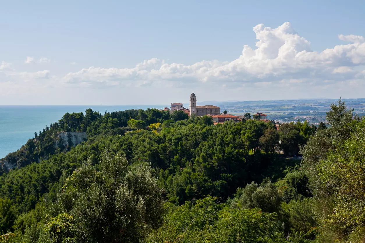 Esplorando la Grotta del Mortarolo: un Viaggio tra Storia Eremitica e Natura Selvaggia sul Monte Conero