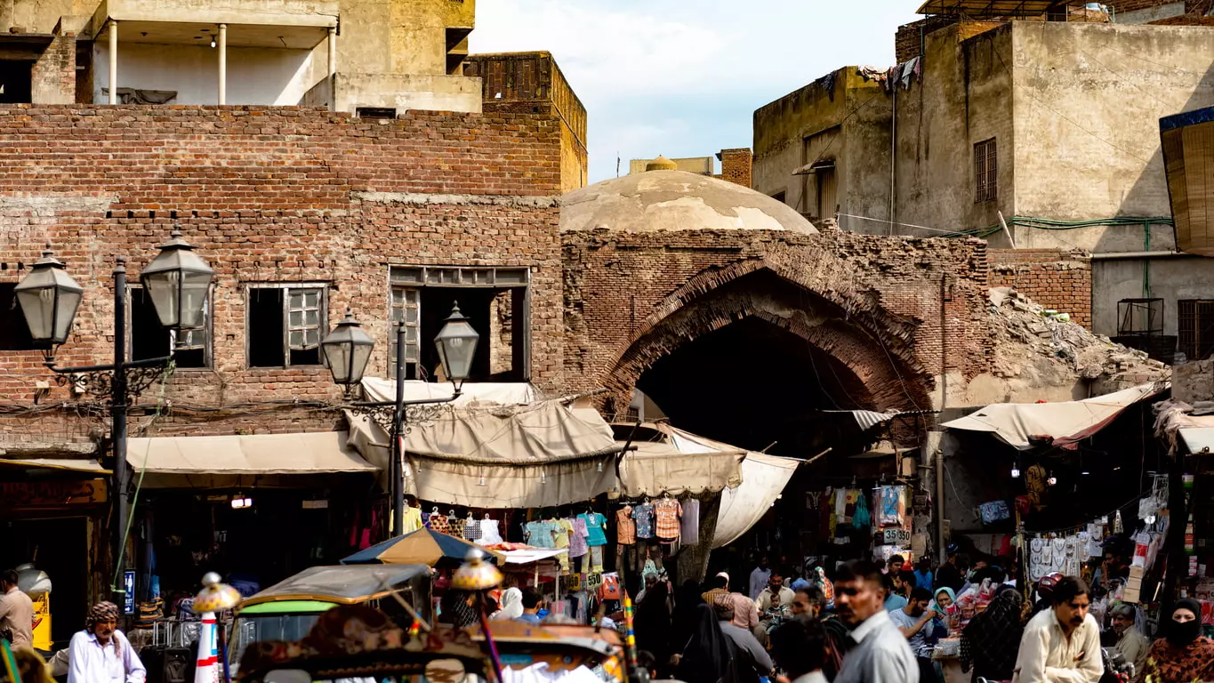 Lahore: Fascino Culturale e Sfide Ambientali in una Metropoli Pakistana